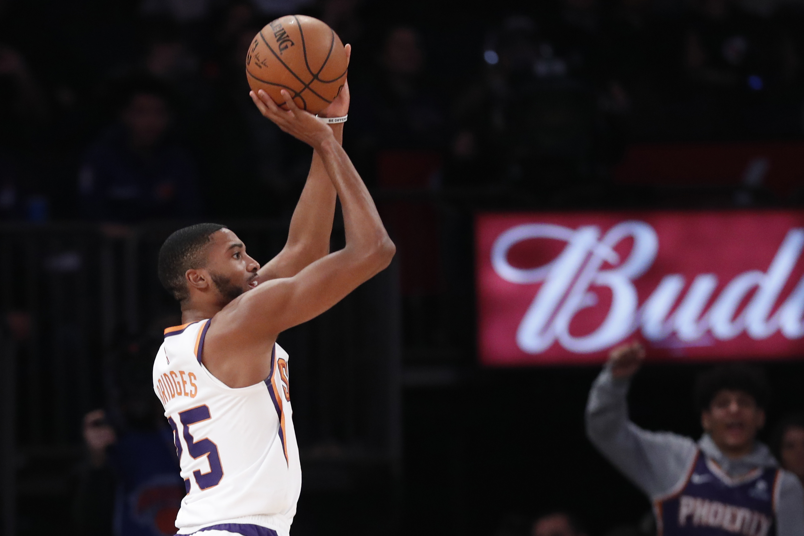 Ayton shines as Suns pound Knicks 121-98