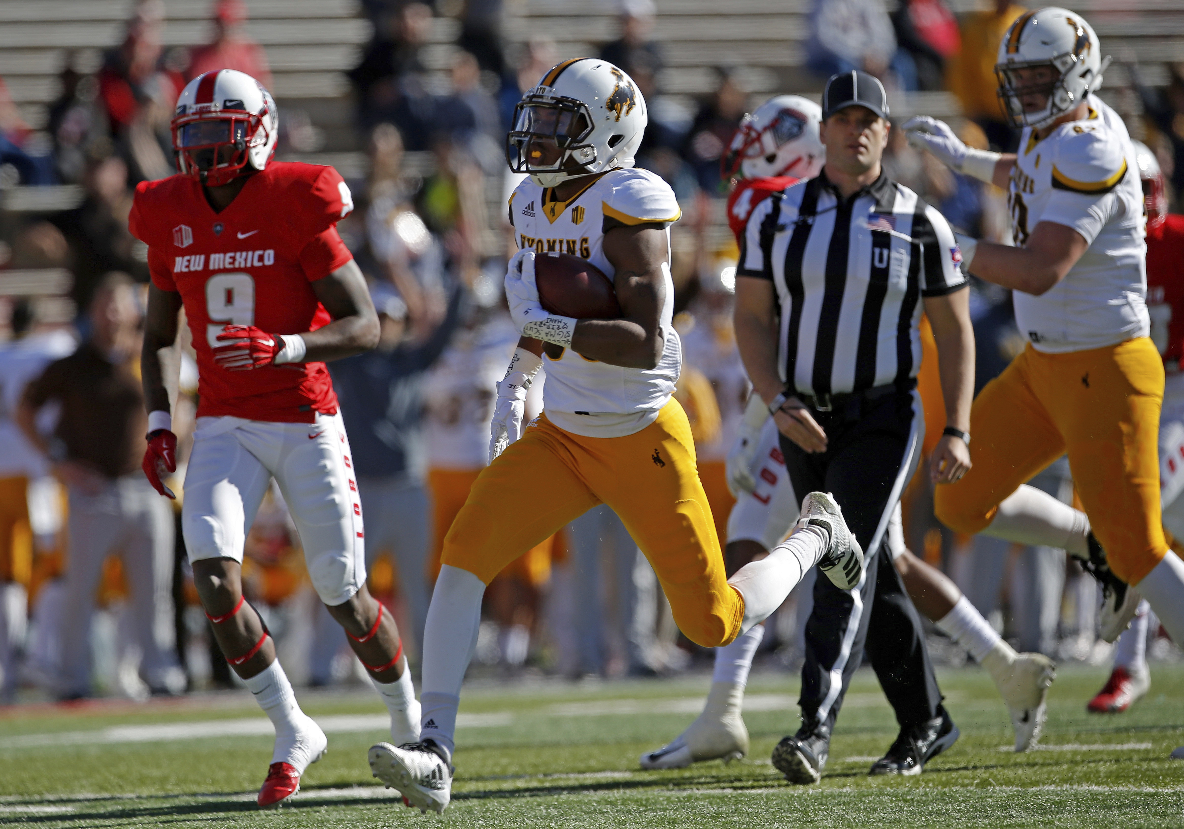 Wyoming runs over New Mexico 31-3 to become bowl eligible