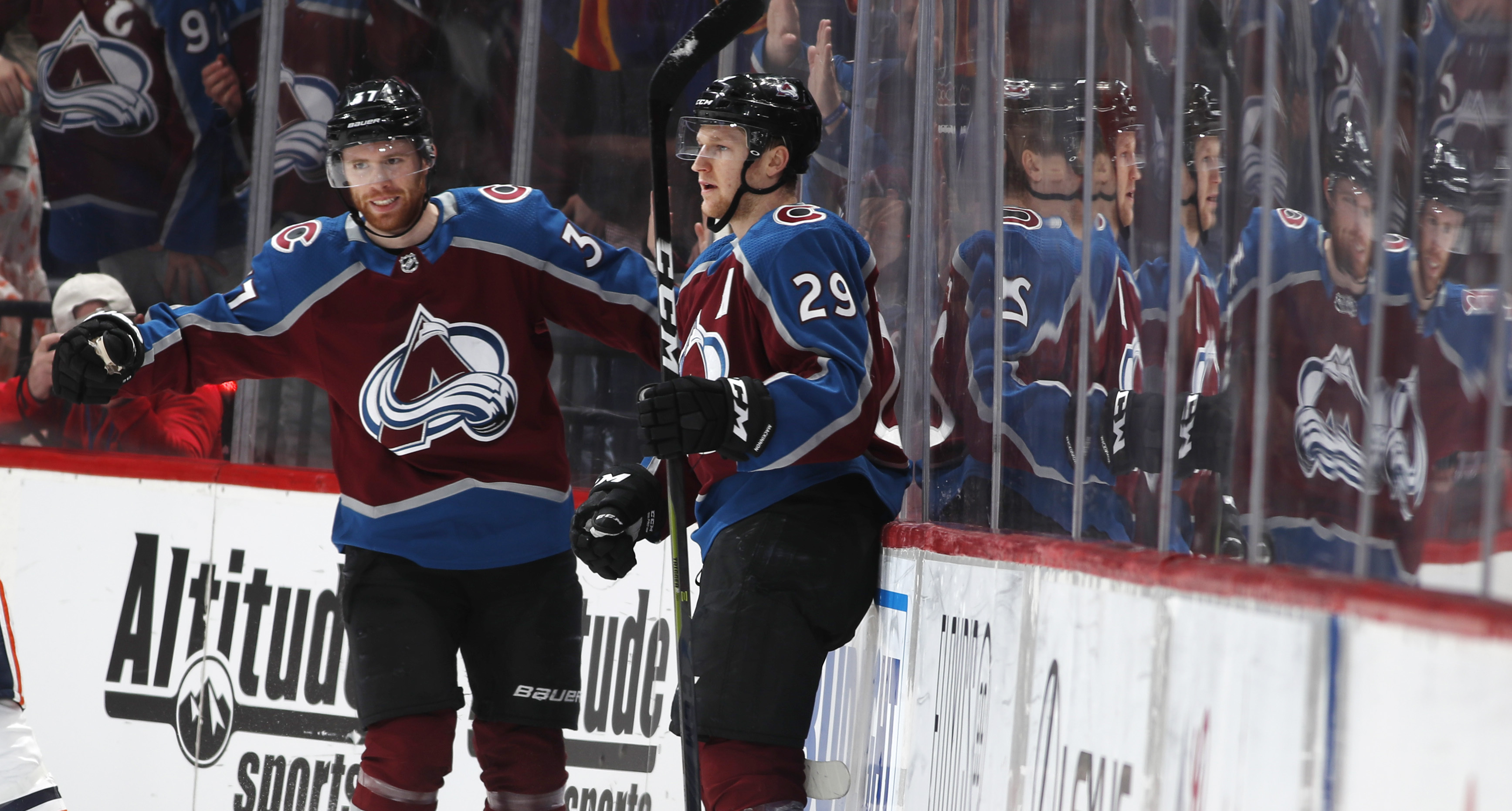 MacKinnon leads scoring spree in 2nd as Avs beat Oilers 6-2