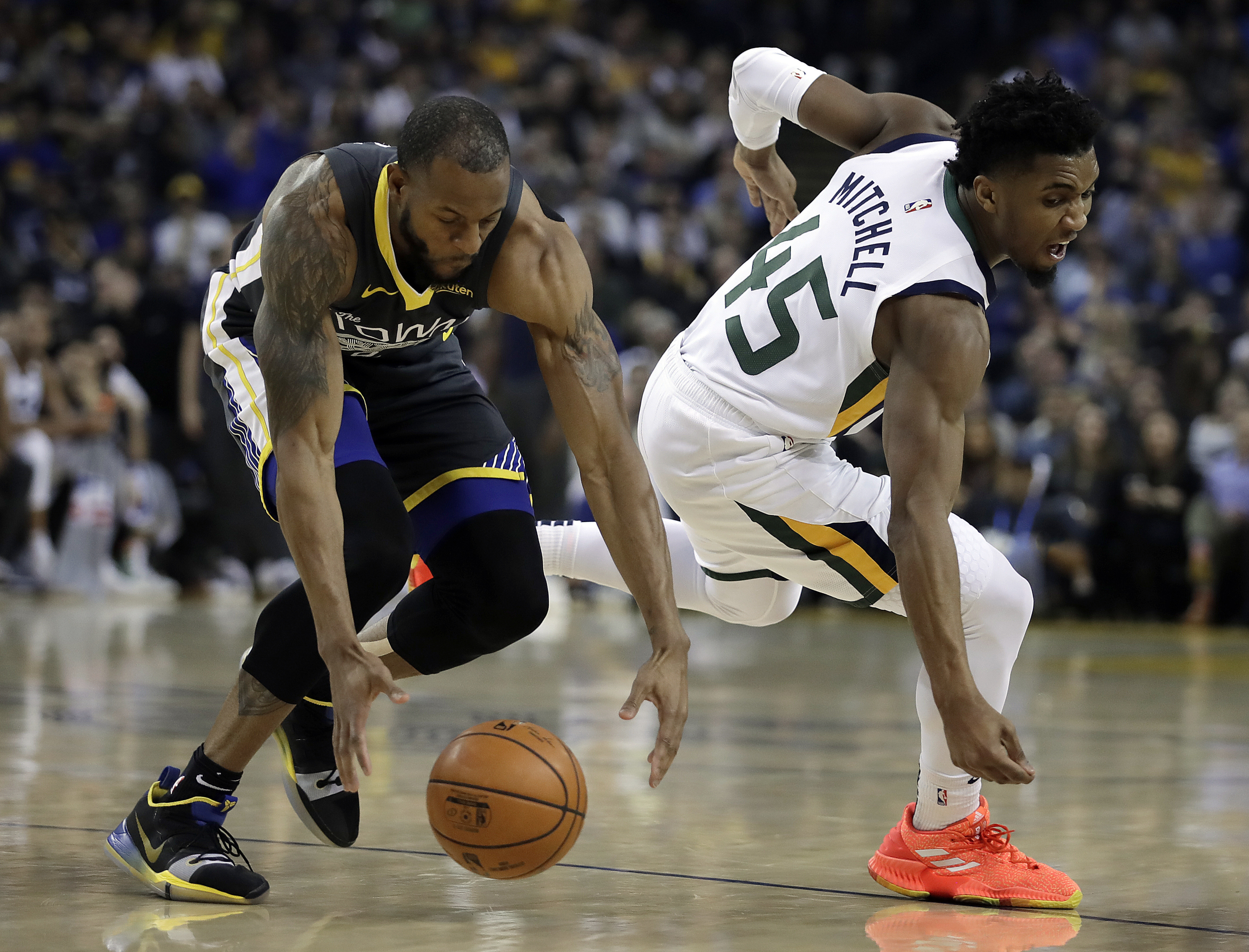 Curry heats up late, Warriors roll past Jazz 115-108