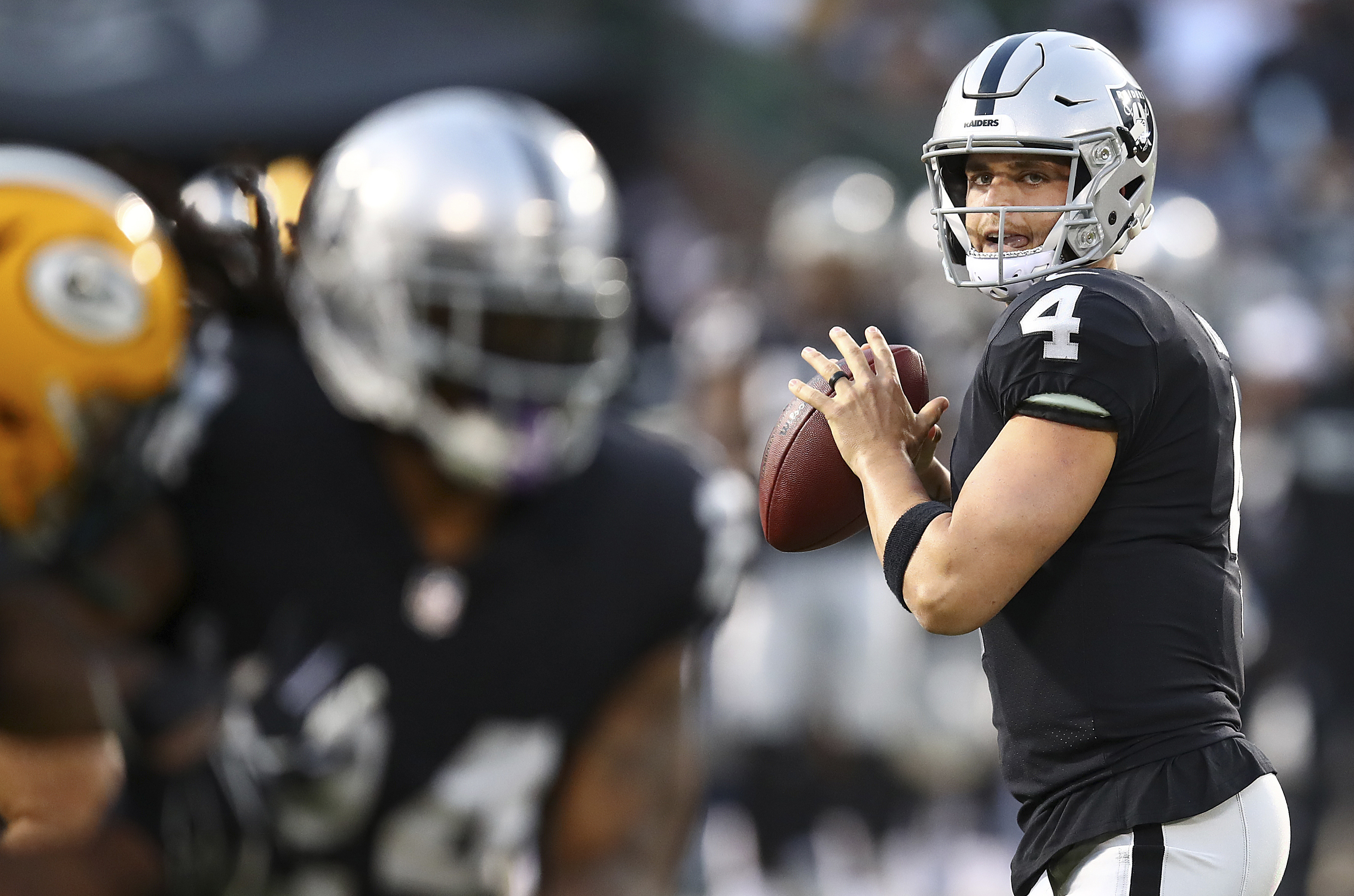 Carr makes brief appearance in Raiders 13-6 win over Packers