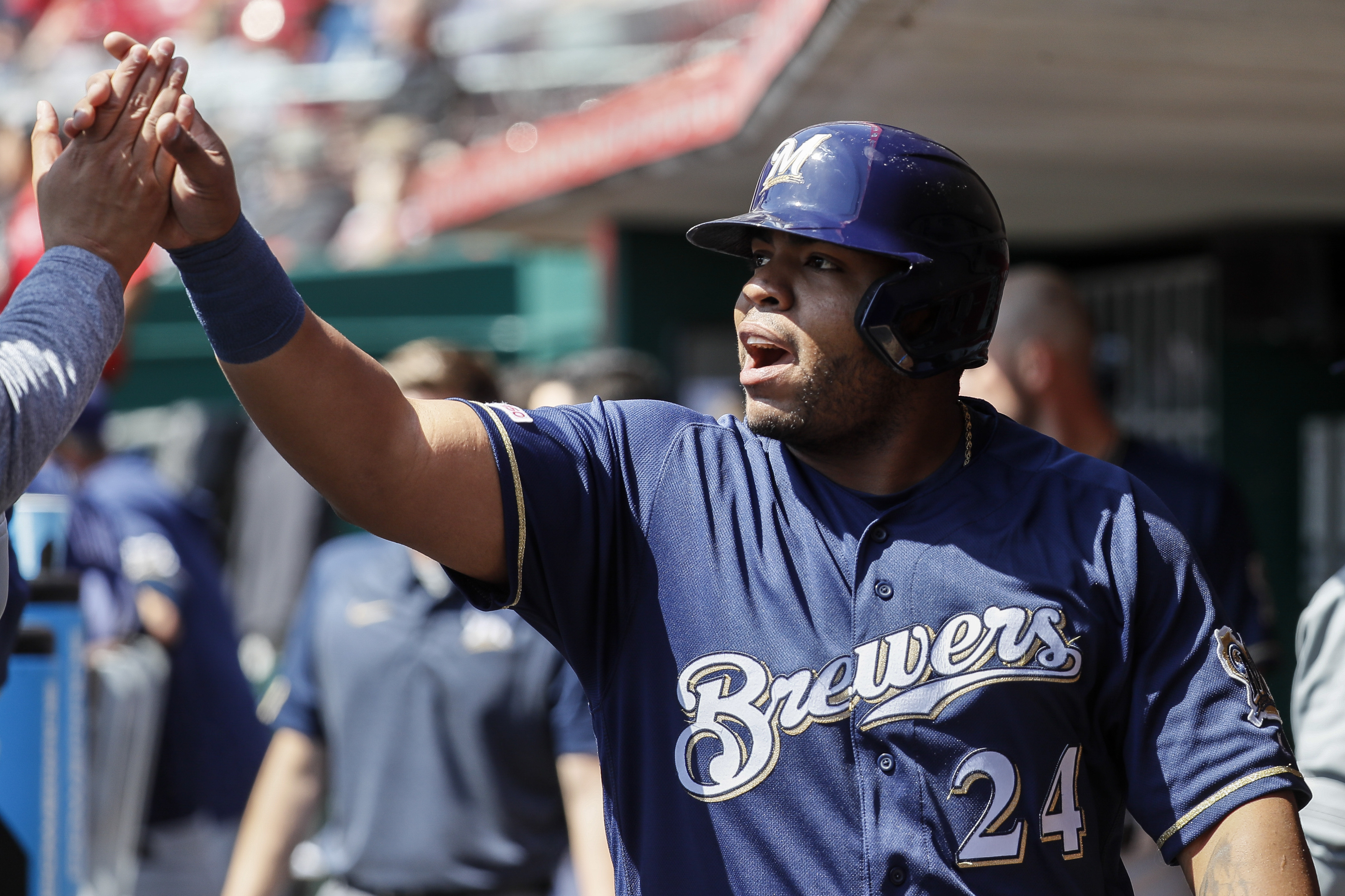 Peralta dominates, Brewers beat Reds 1-0 for sweep