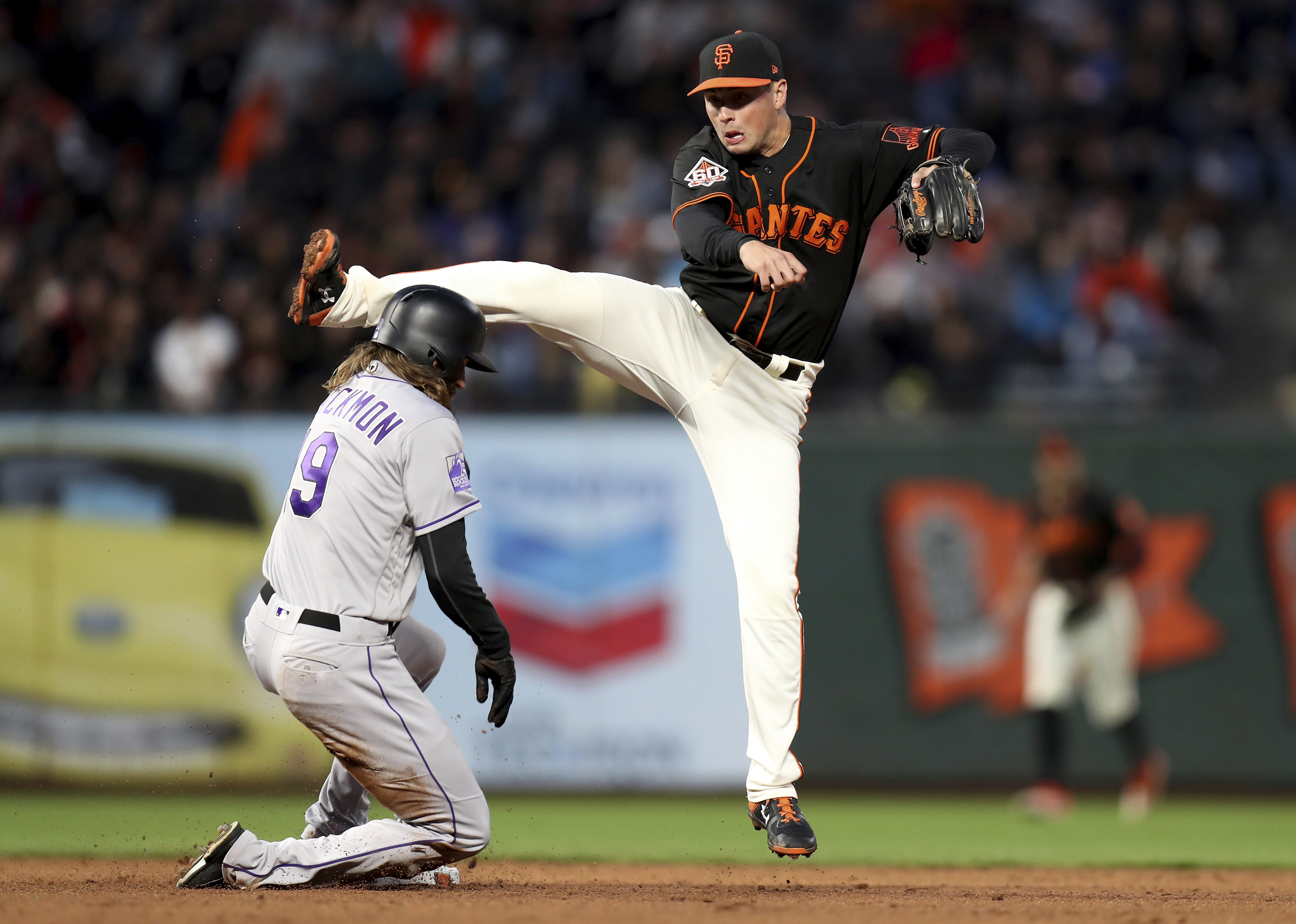 Bumgarner, Giants’ pen knock Rockies out of 1st in division