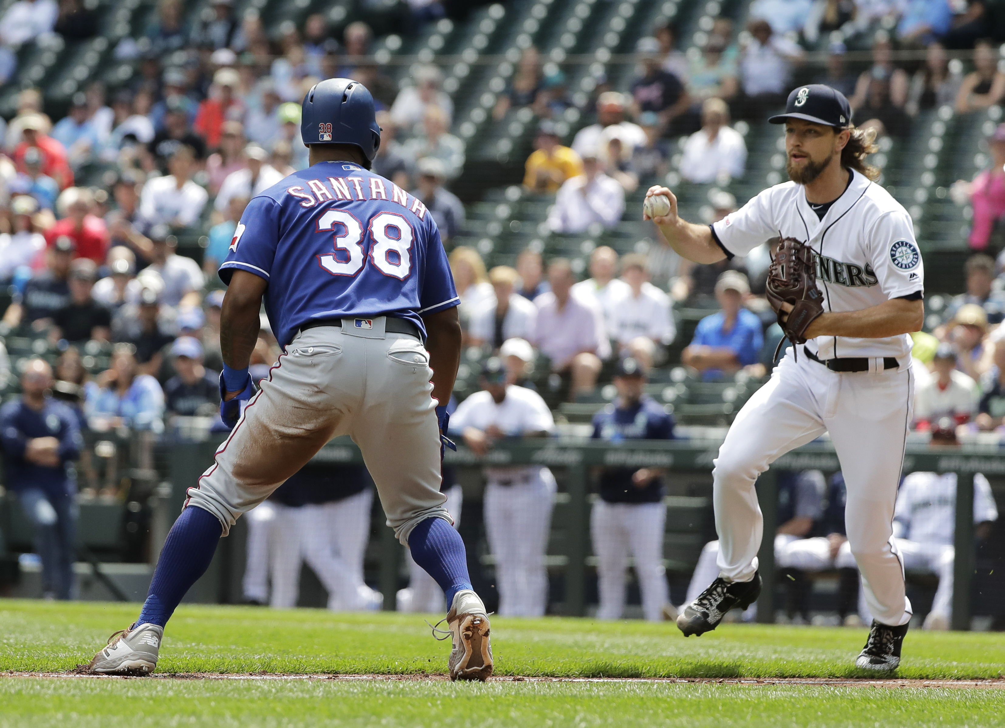 Leake outpitches Minor as Mariners topple Rangers 5-3