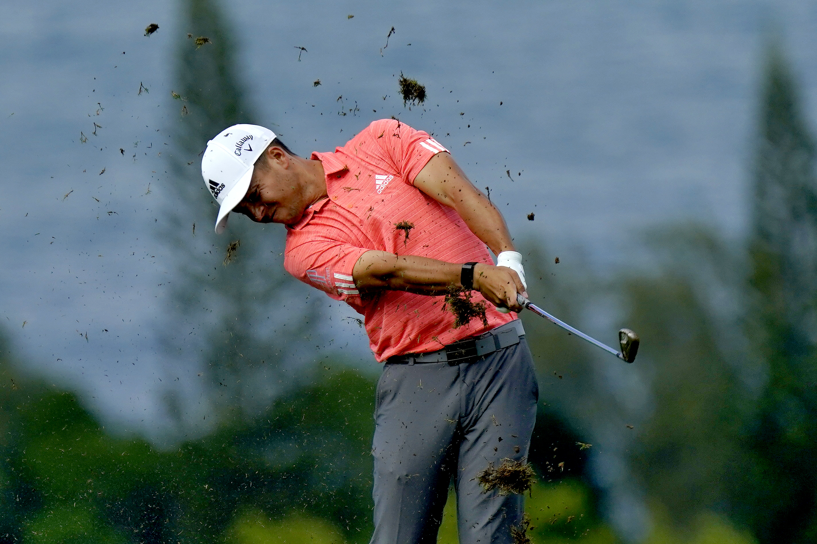 Schauffele takes 1-shot lead at Kapalua in title defense