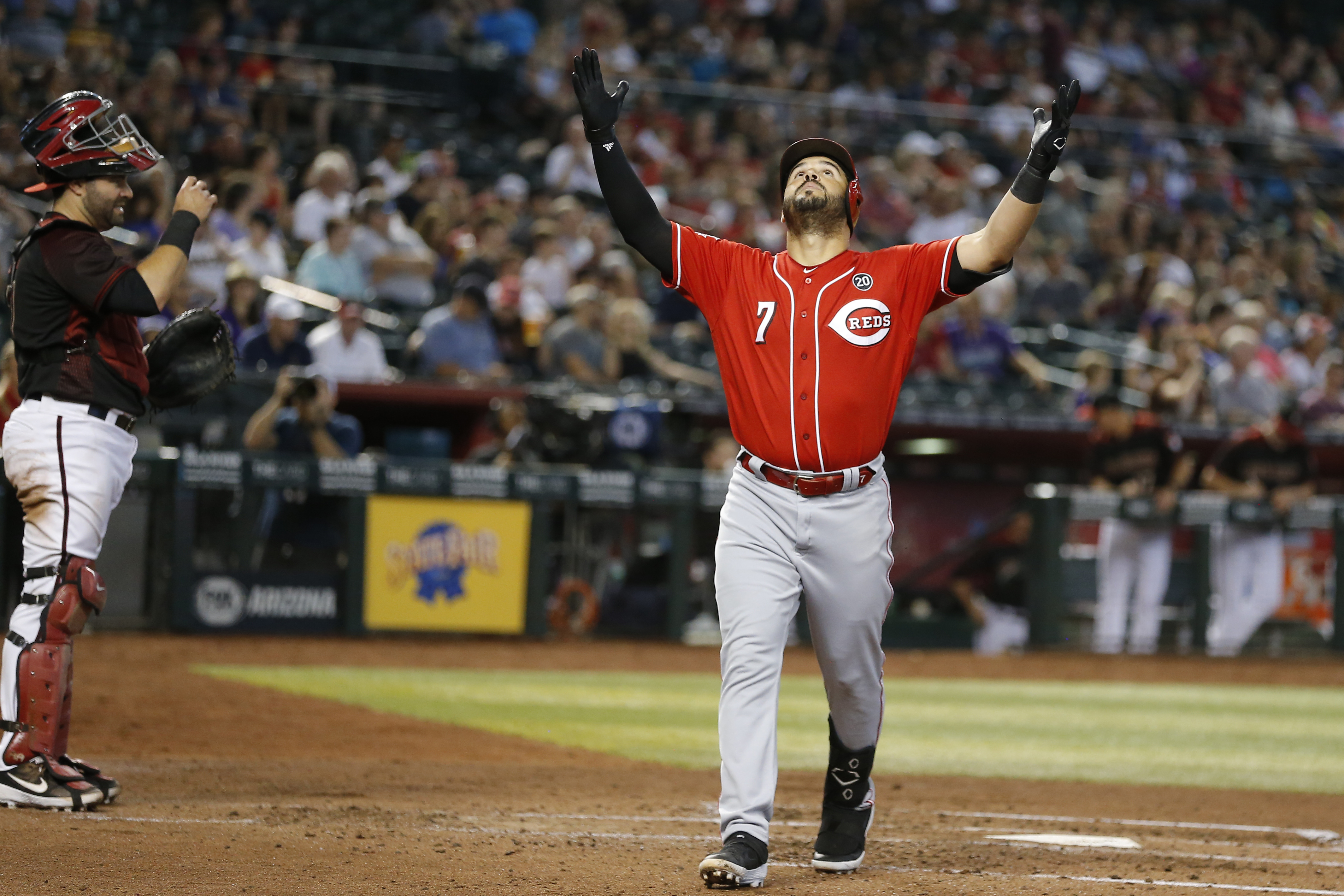 Suárez homers twice, Bauer fans 9 as Reds edge D-backs