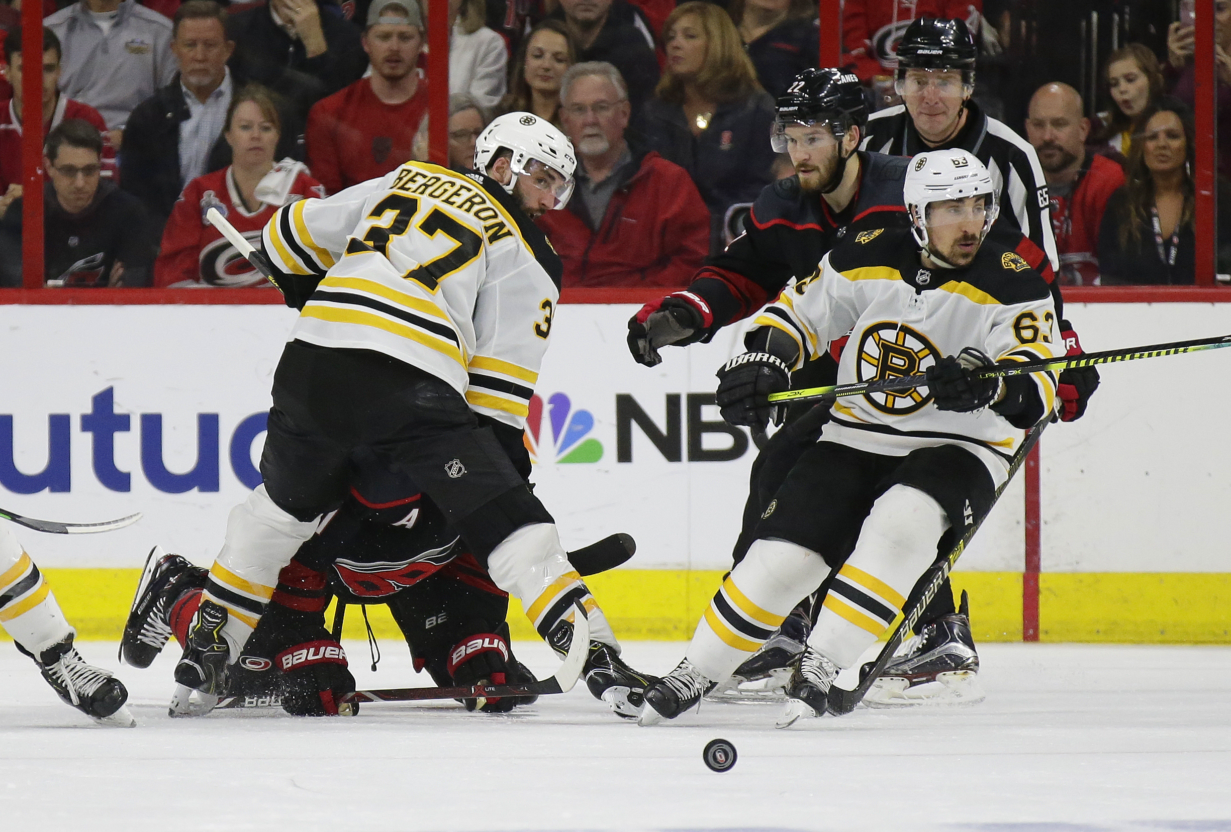 Bruins beat Carolina 2-1, take 3-0 series lead