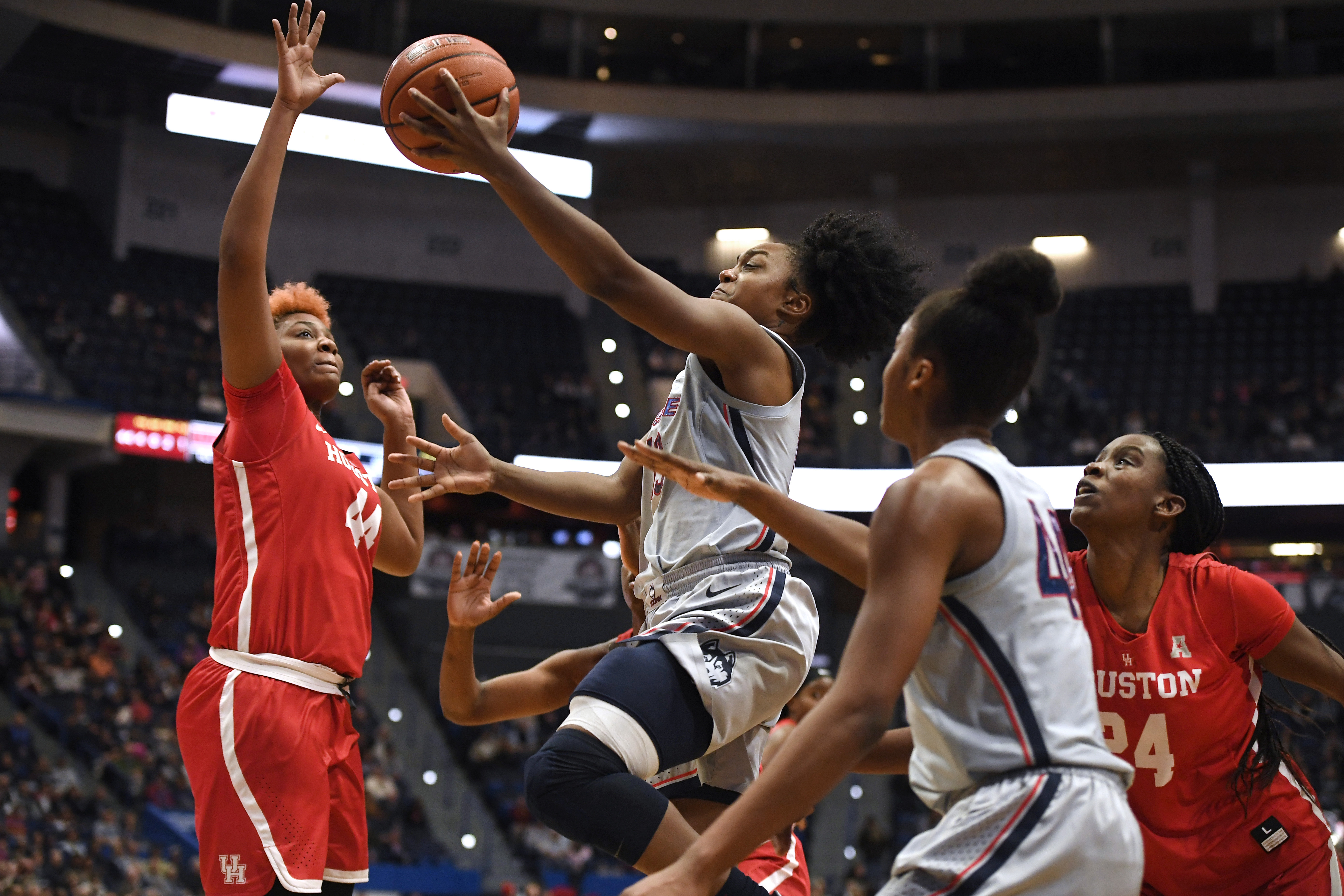 No. 1 UConn women follow loss with blowout over Houston