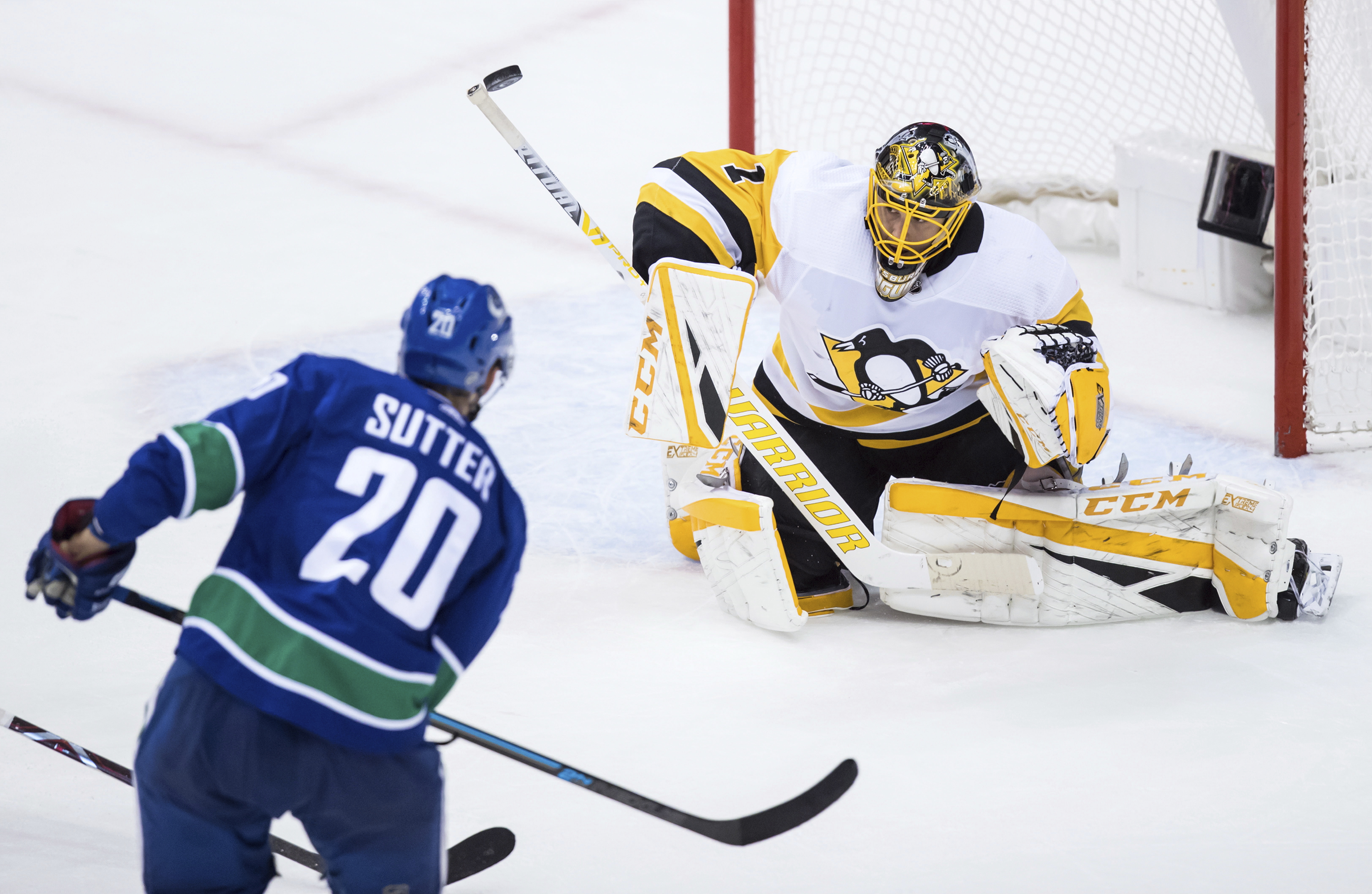 DeSmith blanks Canucks; Penguins finish perfect Canada trip