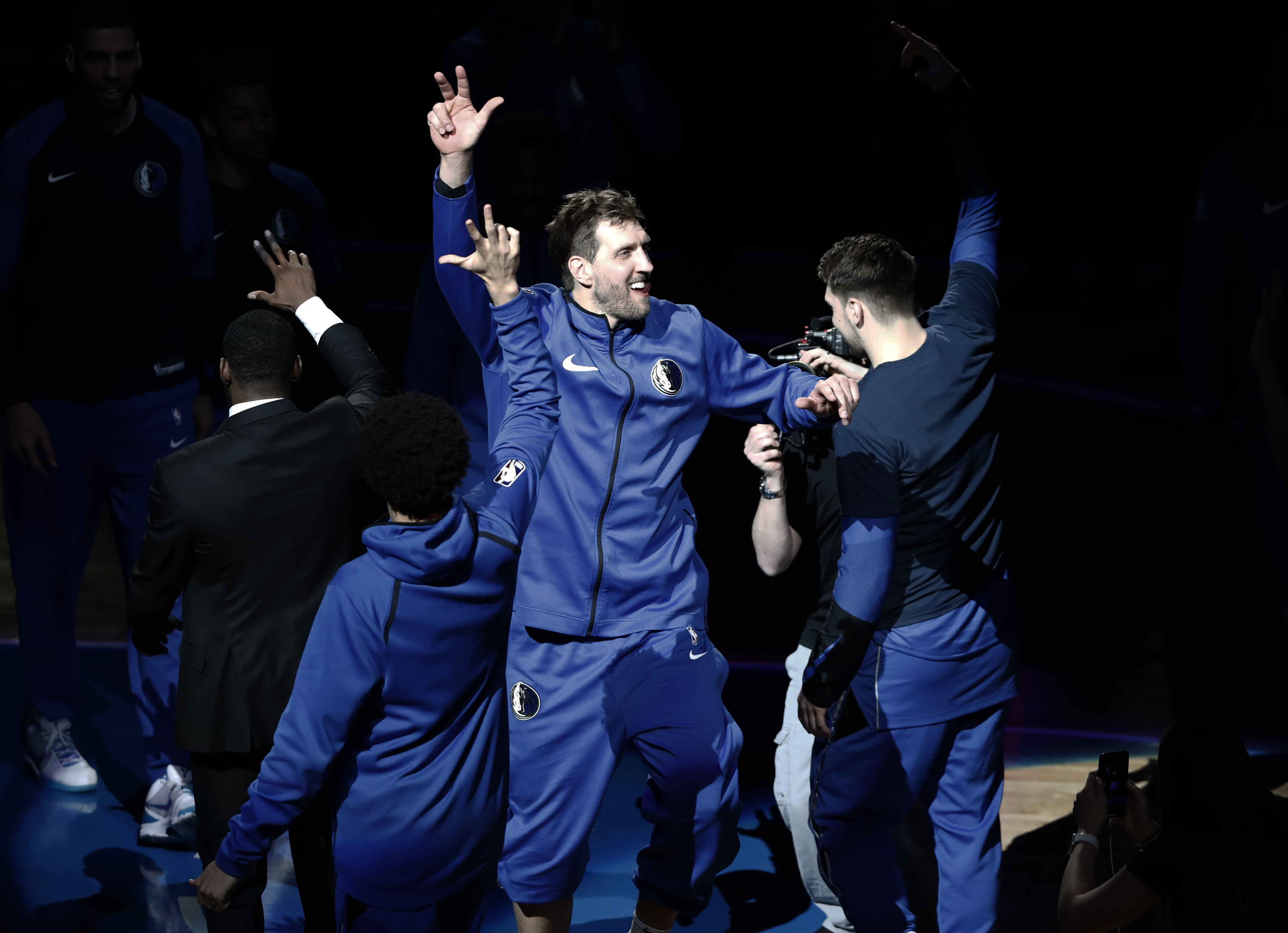 Nowitzki stars in likely home finale, Mavs top Suns 120-109