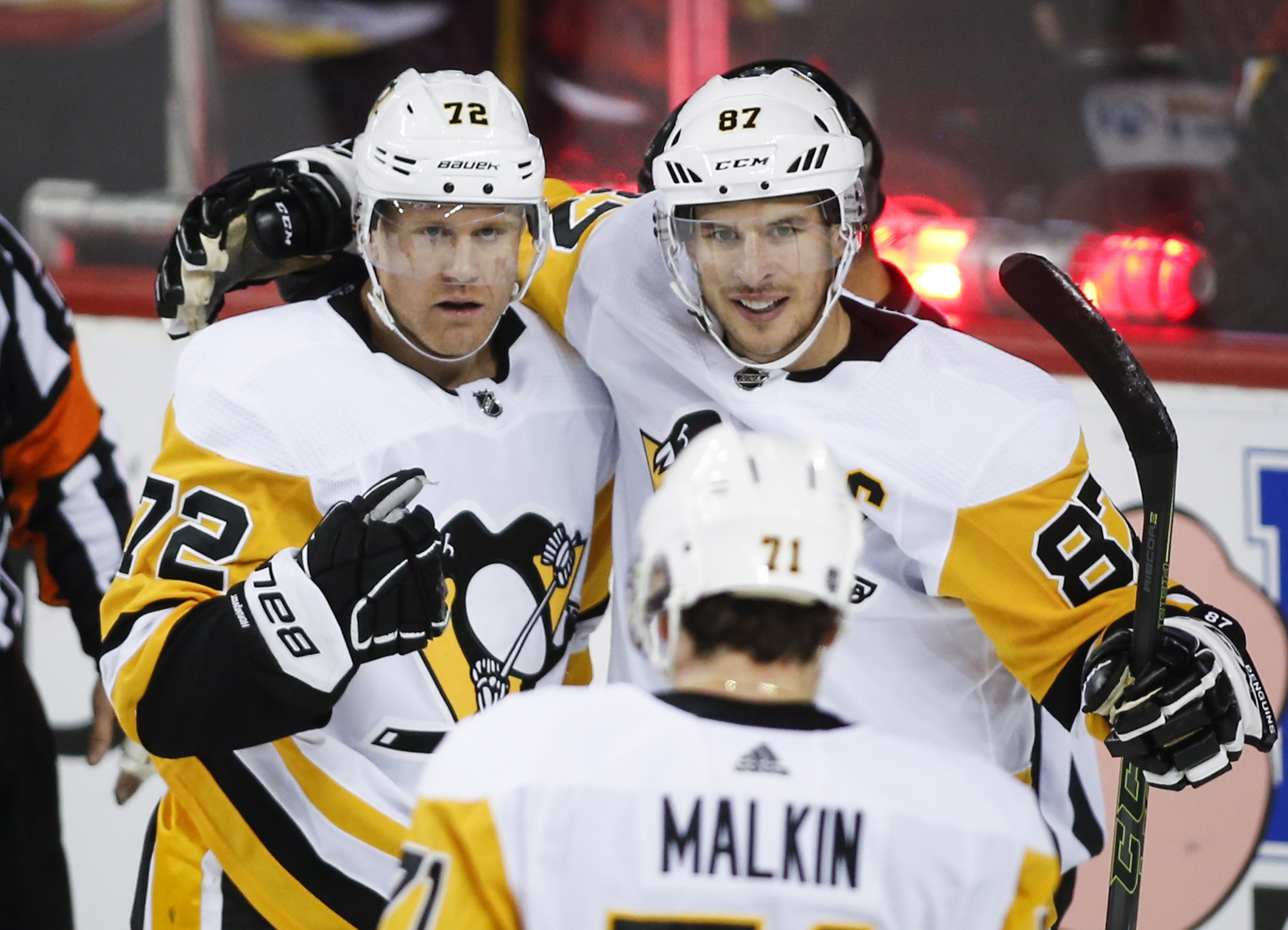 Hornqvist, Kessel each score twice, Penguins beat Flames 9-1