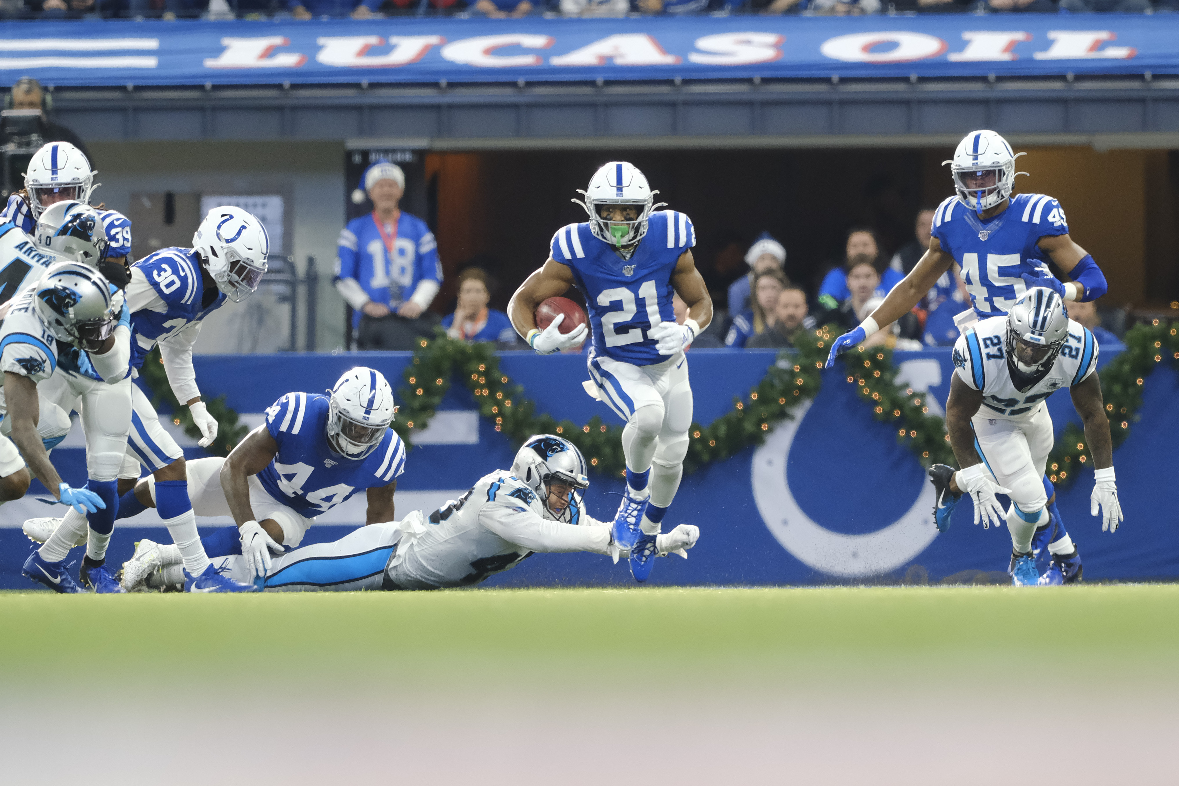 Hines' long returns help send Colts past Carolina 38-6