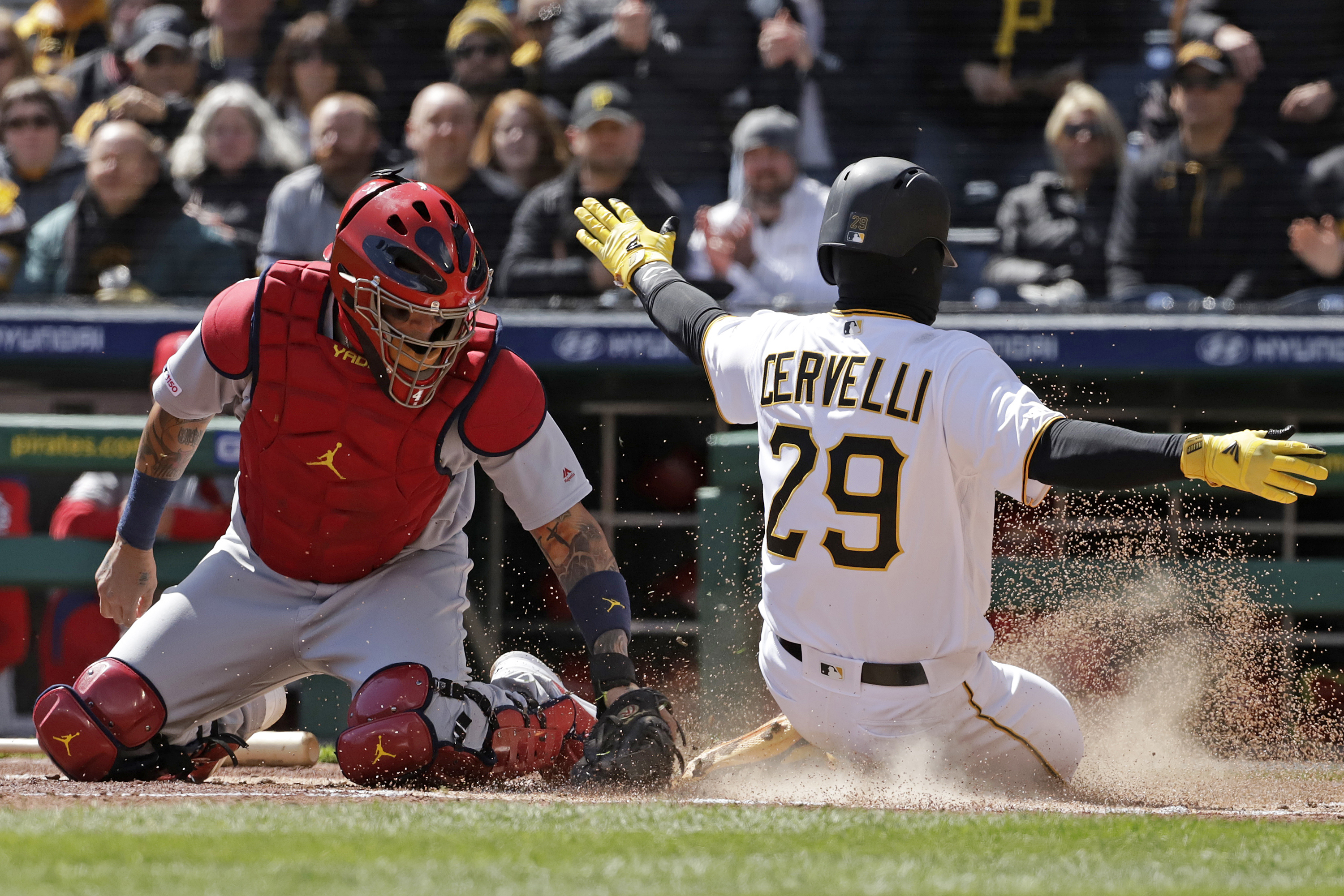 Cardinals rally past sloppy Pirates 6-5 in 11 innings