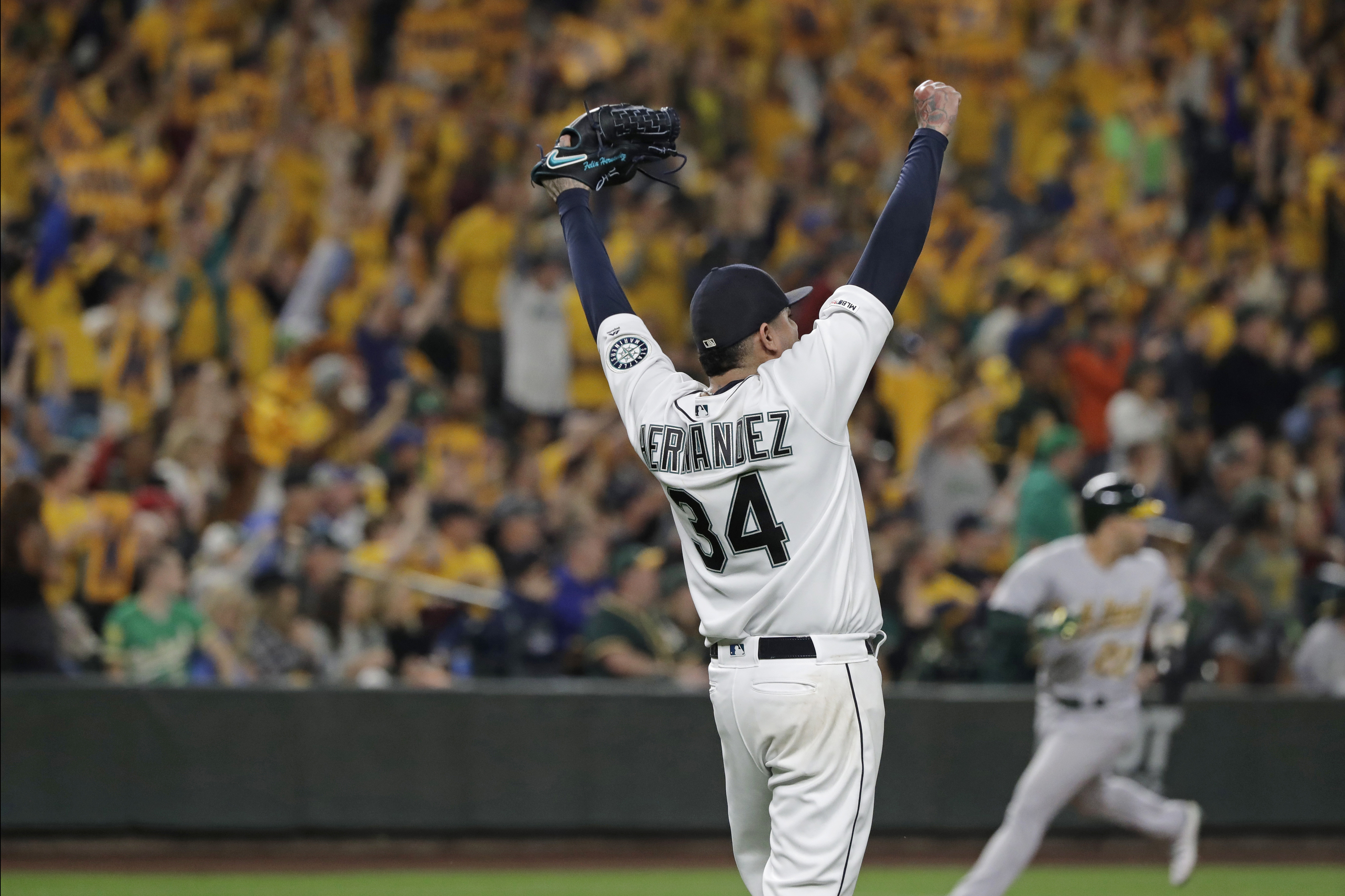Hernández says farewell, playoff-chasing A's top Mariners