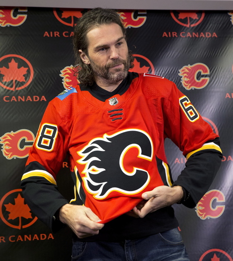 Jaromir Jagr battles rust, fatigue in first Flames skate