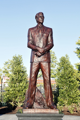 Flyers founder Snider honored with statue outside home arena