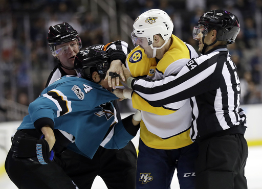 Jones makes 19 saves to lead Sharks past Predators 4-1 (Nov 01, 2017)