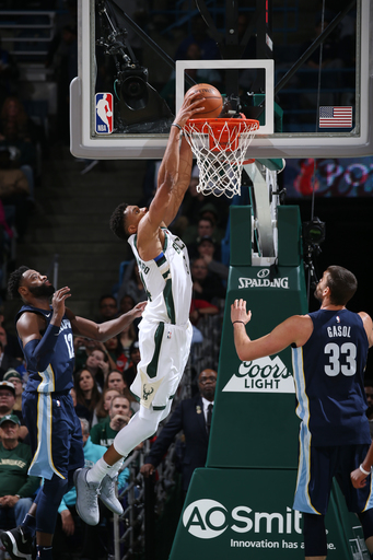 Antetokounmpo scores 27 as Bucks beat Grizzlies 110-103 (Nov 13, 2017)