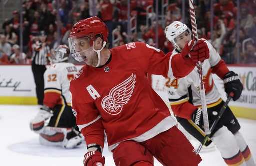Red Wings rout Flames 8-2 in win over Flames (Nov 15, 2017)