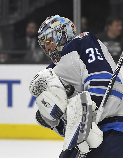 Lowry, Laine score in Jets' 2-1 win over slumping Kings (Nov 22, 2017)