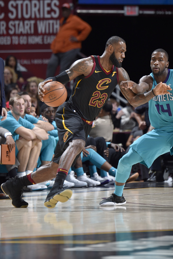 James has triple-double, Cavs beat Hornets for 7th straight (Nov 24, 2017)