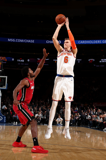 Porzingis leaves Knicks game with sprained right ankle
