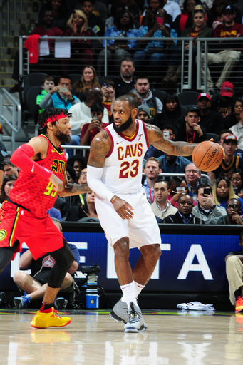 James, Love power Cavs past Hawks for 10th win in a row (Nov 30, 2017)