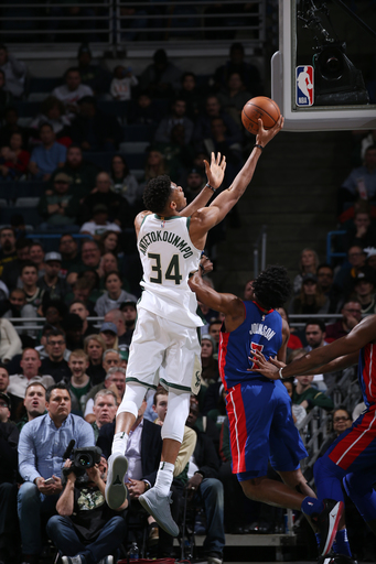 Bucks use fourth-quarter run to beat Pistons 104-100 (Dec 06, 2017)