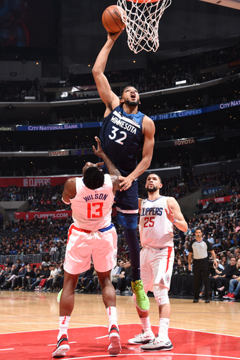 Towns lead Timberwolves past sinking Clippers 113-107 (Dec 06, 2017)