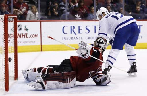 Auston Matthews scores for Maple Leafs in Arizona homecoming (Dec 28, 2017)