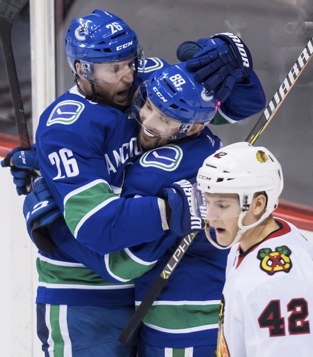 Thomas Vanek powers Canucks past Blackhawks 5-2 (Dec 28, 2017)