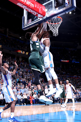 Antetokounmpo's disputed dunk lifts Bucks over Thunder 97-95 (Dec 29, 2017)