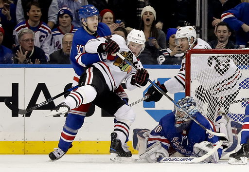 Sharp breaks tie in third, Blackhawks beat Rangers 5-2 (Jan 03, 2018)