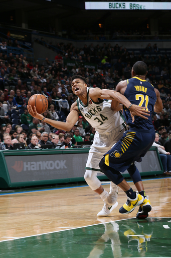 Giannis gets double-double in Bucks' 122-101 win over Pacers (Jan 03, 2018)