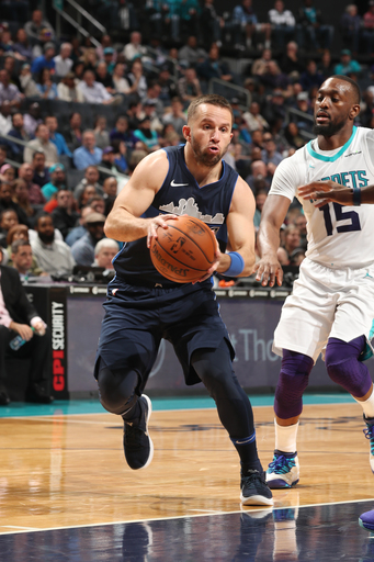 Barnes, Ferrell lead Mavericks past Hornets 115-111 (Jan 10, 2018)