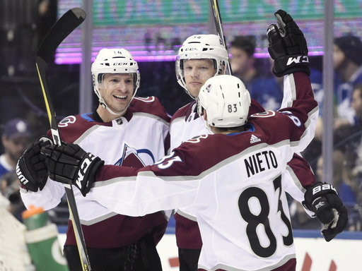 Avalanche beat Maple Leafs 4-2 for 10th straight win (Jan 22, 2018)