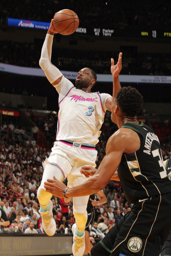 Heat snap five-game losing streak in Wade’s return