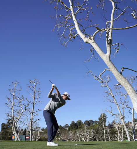 Cantlay extends Riviera lead; Woods begins near cut line