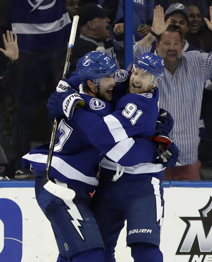 Stamkos has career-high 5 points as Lightning outlast Flyers