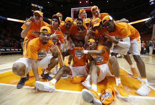 No. 16 Vols beat Georgia 66-61, win share of SEC title