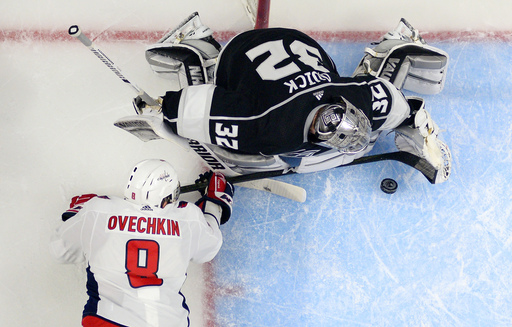 Lewis returns to lead Kings past Capitals 3-1