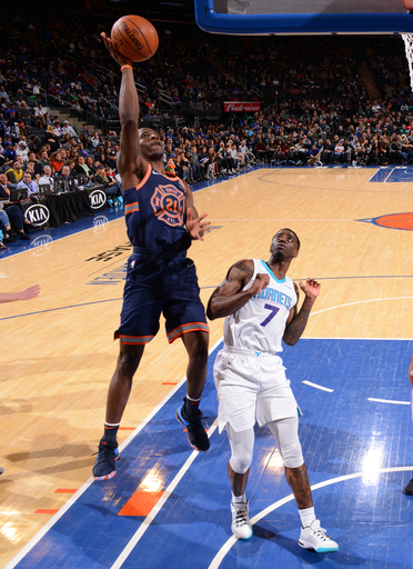 Knicks end 9-game slide with win over Hornets