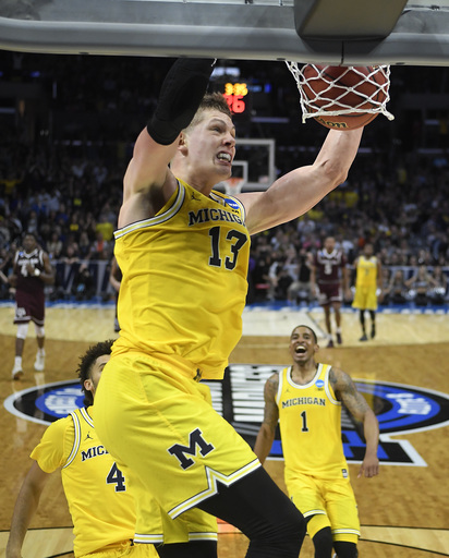Streaking Michigan routs Texas A&M 99-72 in West semifinals (Mar 23, 2018)