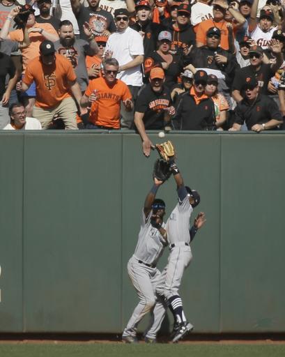 Mariners come out swinging, spoil Giants home opener, 6-4