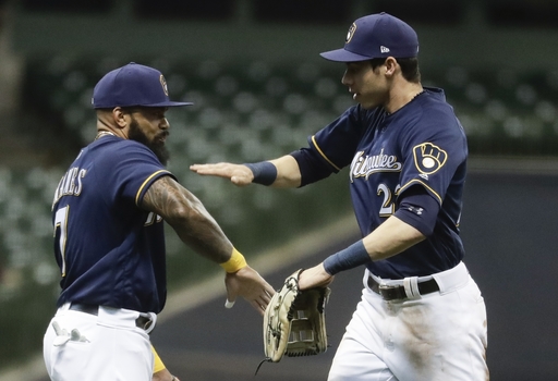 Yelich makes snazzy grab in return from DL, Brewers top Reds