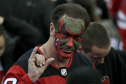 ‘Seinfeld’ actor shows up at Devils game with face painted