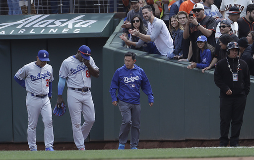 Dodgers RF Puig runs into wall, leaves game