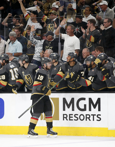 Smith’s third-period goal lifts Vegas to 3-2 win over Jets