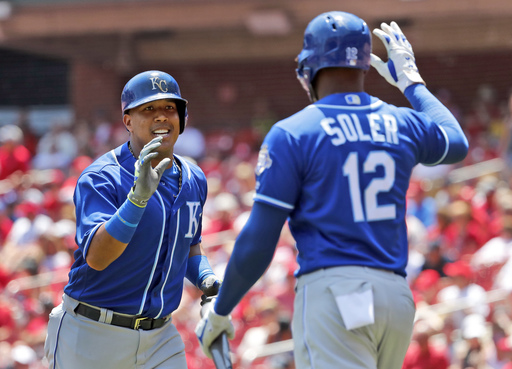 Royals score 3 in 10th inning to down Cards 5-2