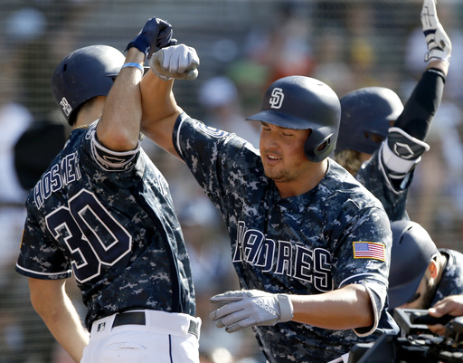 Renfroe’s pinch slam carries Padres over Reds, 6-3